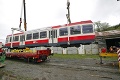 Na Čiernohronskej železnici zložili 17 vozňov zo Švajčiarska: Na Horehronie prišli parádne električky!