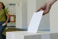Slováci v 30 obciach prichádzajú do volebných miestností: Prísne opatrenia