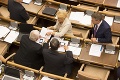 Fotograf, ktorý nachytal Šeligu a Žitňanskú, dostal v parlamente stopku: Čo chcú poslanci utajiť?!