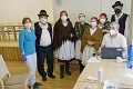 Krásne privítanie očkovacieho tímu v dedinke na východe Slovenska: Zdravotníci boli unesení