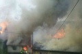 Krušné chvíle pri Čadci! Drevenicu pohltili plamene: Zasahuje takmer 30 hasičov