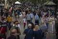 Návaly ľudí v uliciach Barcelony: Španielsko uvoľnilo opatrenia, davy rozháňala polícia