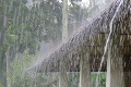 Slovensko čaká poriadne upršaný pondelok: SHMÚ varuje pred dažďom i rizikom povodní!