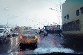 Hustý dážď komplikuje rannú špičku v Bratislave: Vodiči hlásia kolóny i nehody