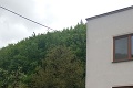 Zábery skazy z Rudna nad Hronom: V obci sa pretrhla nádrž, hasiči hlásia jednu obeť