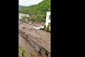 Slovensko bojuje s povodňami! Voda spôsobuje obrovské škody a drámy: Hasiči ratovali ľudí zo zatopených áut