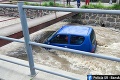 Minúty hrôzy v Žarnovici: Policajti zachraňovali babičku, ktorá uviazla s autom v potoku