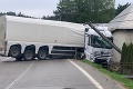 Hrôza v Jasenove: Kamión sa na ceste skrížil, zastavil sa tesne pred domom