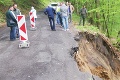 Silné dažde komplikujú život: Cesta medzi Breznom a Poltárom je neprejazdná, odtrhla sa vozovka!