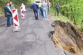 Silné dažde komplikujú život: Cesta medzi Breznom a Poltárom je neprejazdná, odtrhla sa vozovka!