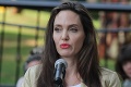 Brutálna bitka medzi Angelinou Jolie a Bradom Pittom: Herec mal manželku chytiť a tresnúť o stenu lietadla!