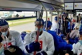 Slováci cestujú na tréningy v plnej zbroji: Ako školáci v autobuse!