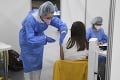 Očkovanie učiteľov naberá na obrátkach: Ministerstvo vysiela do regiónov výjazdové tímy