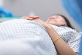Tisíce mamičiek sa podelili o skúsenosti zo slovenských nemocníc: Vážne porušovanie práv počas pôrodov!