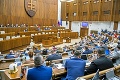 Rozvrat v parlamente! Väznený Pčolinský spojil koalíciu s opozíciou: Čo bývalému šéfovi SIS nesedí
