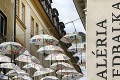Jeden z najkrajších detailov v centre Bratislavy je späť: Kým sa inšpirovala ikonická dáždniková ulica tentoraz?