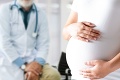 Slovenskí pôrodníci odkazujú tehuľkám: Očkovať proti COVID-19 sa dajte až po tomto týždni