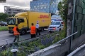Ochromená doprava v Bratislave! Hromadná zrážka kamióna a troch áut uzavrela diaľnicu D1