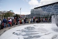 Rušno pred Prezidentským palácom: Proti vláde protestovali stovky ľudí