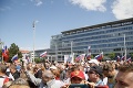 Rušno pred Prezidentským palácom: Proti vláde protestovali stovky ľudí