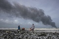 Pobrežie Srí Lanky zaplavujú tony plastu z horiacej lode: Domáci hovoria o pohrome