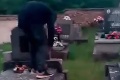 Z tohto videa vám bude vrieť krv v žilách! Odporné, čo stvárali výtržníci na cintoríne v Kunovej Teplici
