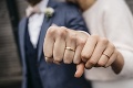Novomanželov Izu a Rada spoznali Petržalčania vďaka pandémii: Krásne svadobné gesto ich kolegov!