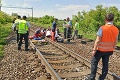 AKTUALIZÁCIA Po zrážke s vlakom v Bratislave druhé dievča bojuje o život