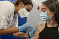Očkovať sa po novom bude dať aj vo veľkých firmách: Dostanú sa Slováci k vakcíne aj u svojho lekára?