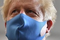 Výhražné slová vedcov neberie vážne: Premiér Johnson chce aj napriek hrozbám otvoriť Britániu