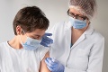 Vo Francúzsku dostala prvú dávku vakcíny polovica dospelých: Čoskoro budú na rade tínedžeri