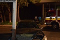 Nočná nehoda v Prievidzi: Spanilú jazdu na mol ožratej vodičky ukončil náraz do stĺpa