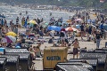 Uvoľňovanie opatrení v praxi: Ľudia po celom svete berú pláže útokom! Hlava na hlave