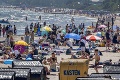 Uvoľňovanie opatrení v praxi: Ľudia po celom svete berú pláže útokom! Hlava na hlave