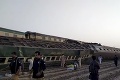 Tragédia v Pakistane: Pri zrážke vlakov zomrelo 51 ľudí, zúfalé volanie uväznených pasažierov