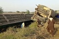 Tragédia v Pakistane: Pri zrážke vlakov zomrelo 51 ľudí, zúfalé volanie uväznených pasažierov