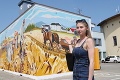 V tejto obci oslavujú 100. výročie netradične: Starú telekomunikačnú budovu zdobí vďaka umelcom mural
