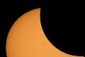 Je to tu! Časť slnečného disku prekryje Mesiac: V týchto časoch môžete pozorovať zatmenie aj vy