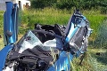 Vážna nehoda auta a vlaku smerom na Holice: Rakúske fáro ostalo zdemolované