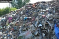 Šialené fotky: V Krížovej Vsi odhalili nelegálnu skládku s 350 tonami odpadu