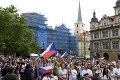 V Prahe protestujú proti opatreniam a COVID pasom: Na námestí sa zišli stovky ľudí