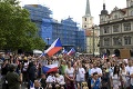 V Prahe protestujú proti opatreniam a COVID pasom: Na námestí sa zišli stovky ľudí