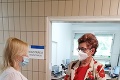 Komárňanská nemocnica, ktorá začala medzi prvými, dosiahla významné číslo: Stotisícou vakcínou zaočkovali pani Eriku