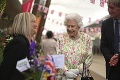 Kráľovná hostila svetových lídrov a ich manželky: Drinky v záhrade a... pozrite, čo sa podávalo