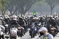 Pre neho pravidlá neplatia? Brazílsky prezident Bolsonaro nemal na zraze motorkárov rúško