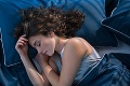 Mobil do postele nepatrí, môže to viesť k závažným následkom: Ako mať zdravý spánok?
