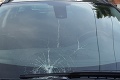 Viaceré kolízie kolobežkárov v Trnavskom kraji: 15-ročný chlapec skončil na čelnom skle auta