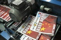 Úder demokracii? Polícia zatýkala členov redakcie denníka v Hongkongu