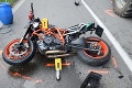 Tragická nehoda na západnom Slovensku: Motocyklista († 35) čelne narazil do traktora, bol na mieste mŕtvy
