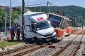 Hrozivá nehoda v Bratislave: Električka sa zrazila s dodávkou, jeden zo šoférov skončil v nemocnici